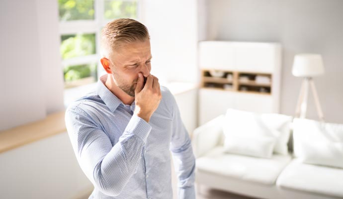 Person experiencing smoke odor problem
